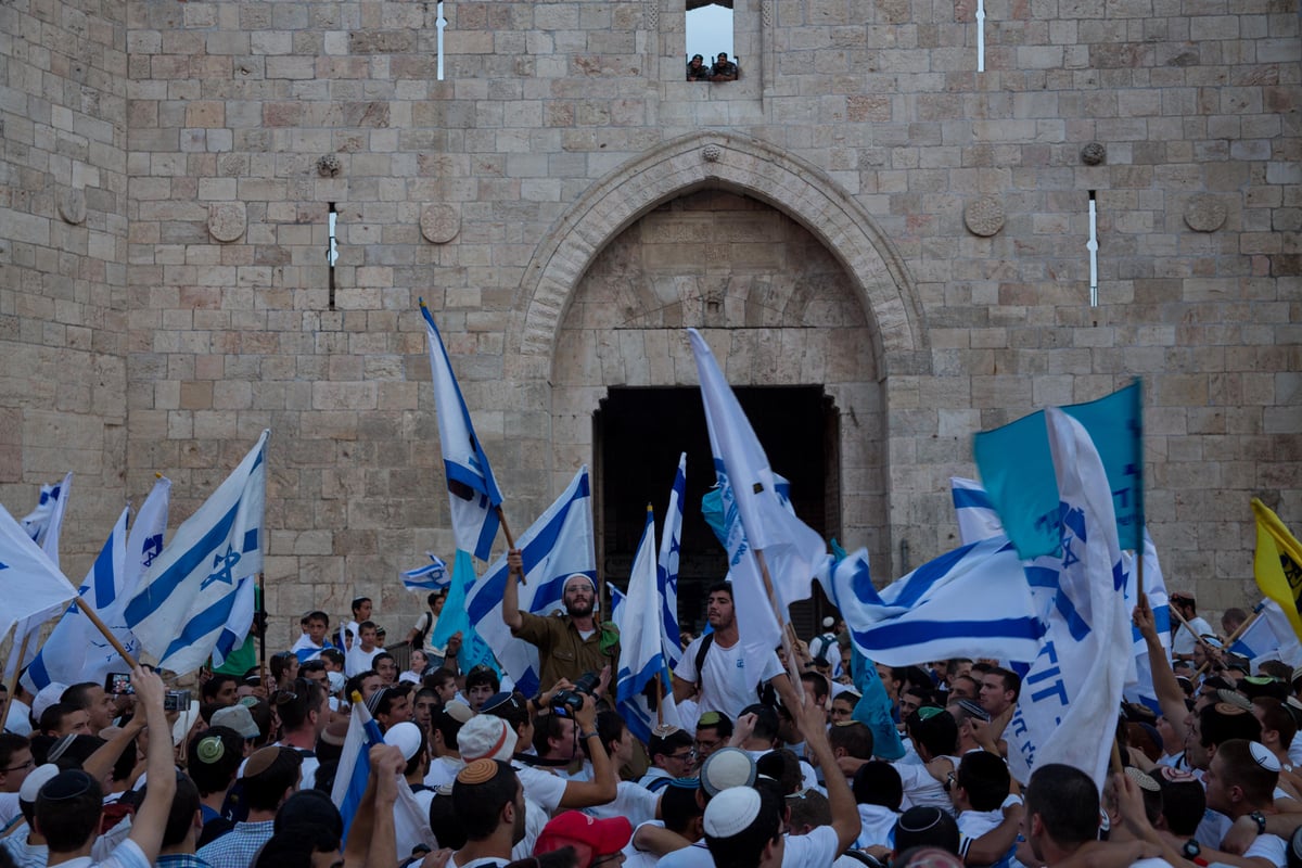 חגיגה שכזו: ריקוד דגלים ביום ירושלים • גלריה