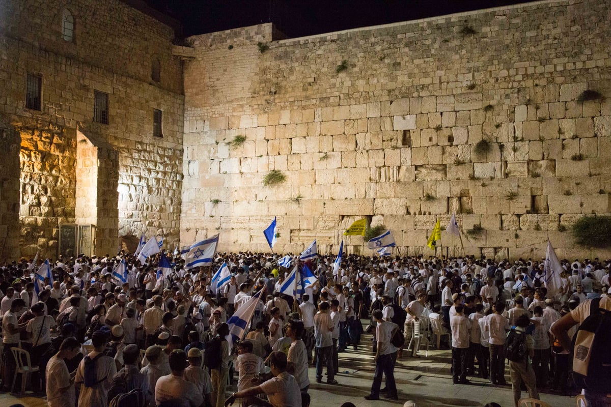 חגיגה שכזו: ריקוד דגלים ביום ירושלים • גלריה