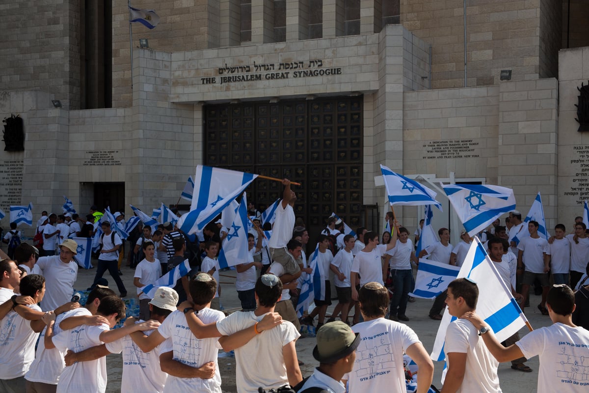 חגיגה שכזו: ריקוד דגלים ביום ירושלים • גלריה