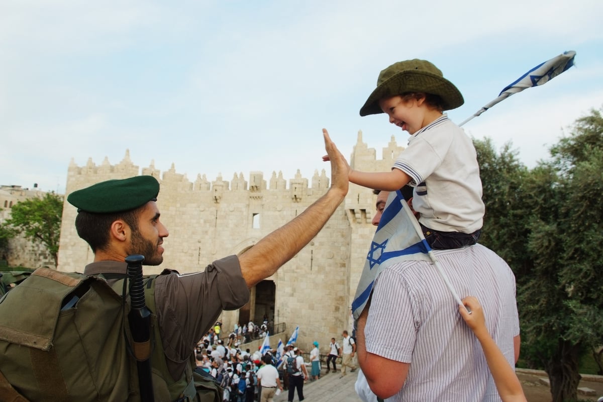 חגיגה שכזו: ריקוד דגלים ביום ירושלים • גלריה