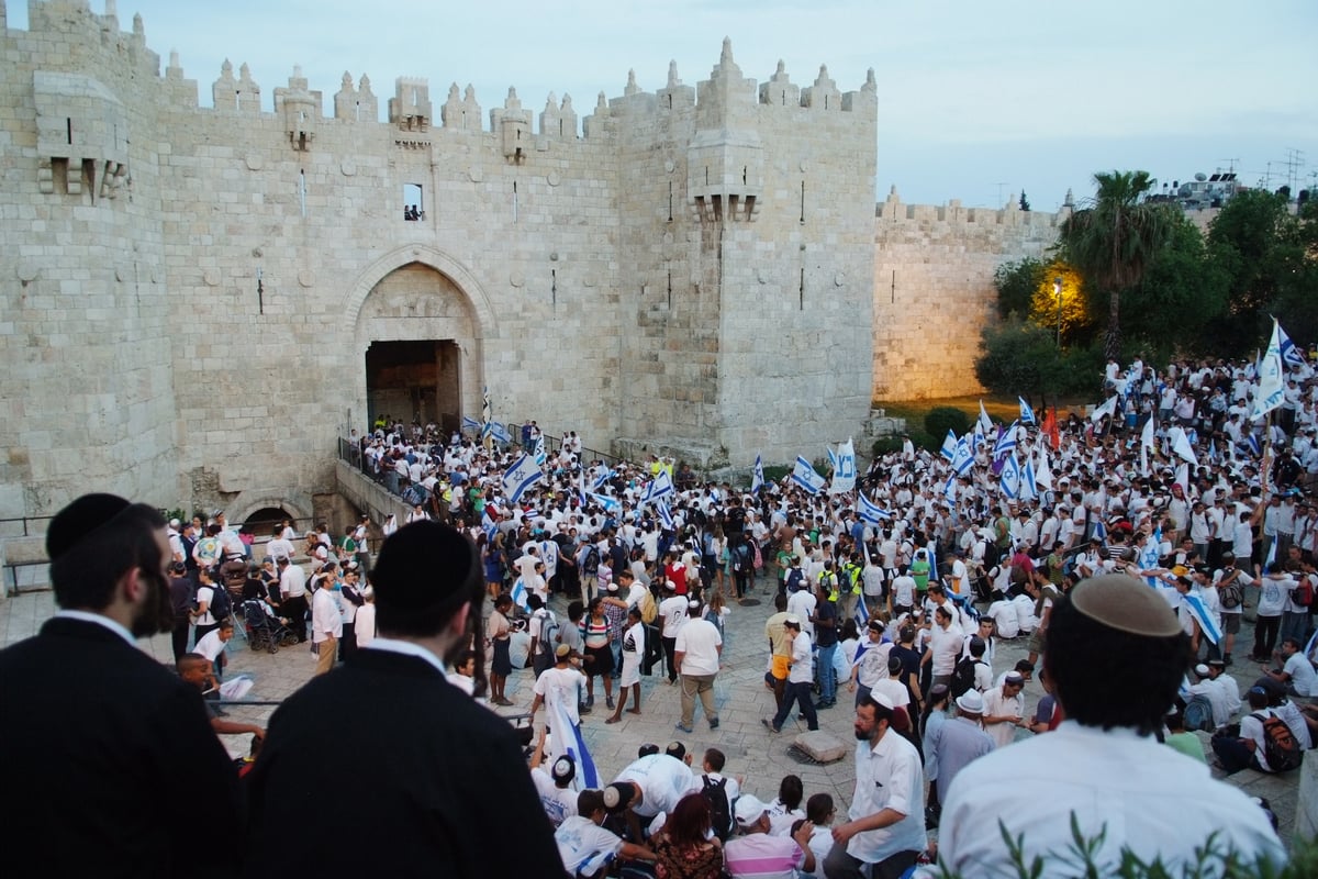 חגיגה שכזו: ריקוד דגלים ביום ירושלים • גלריה