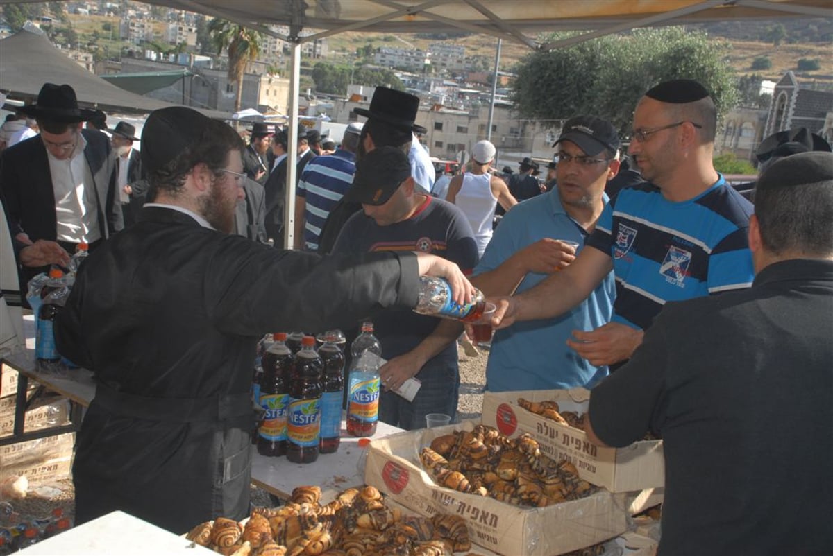 צפו: תפילת השל"ה על קברו בטבריה