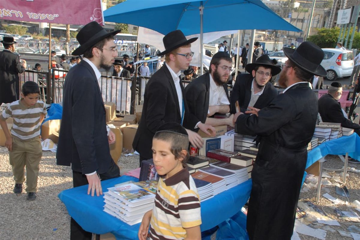 צפו: תפילת השל"ה על קברו בטבריה