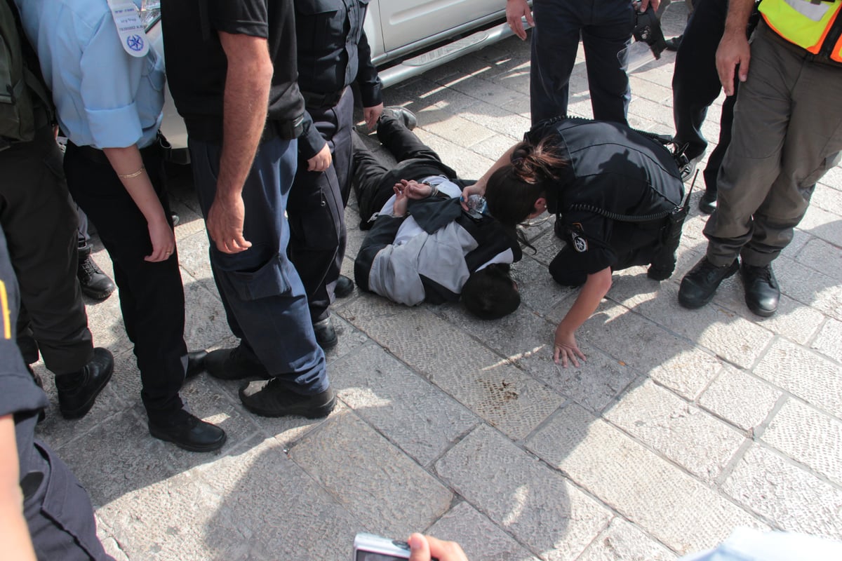בוקר סוער בכותל: בנות סמינרים מול הרפורמיות