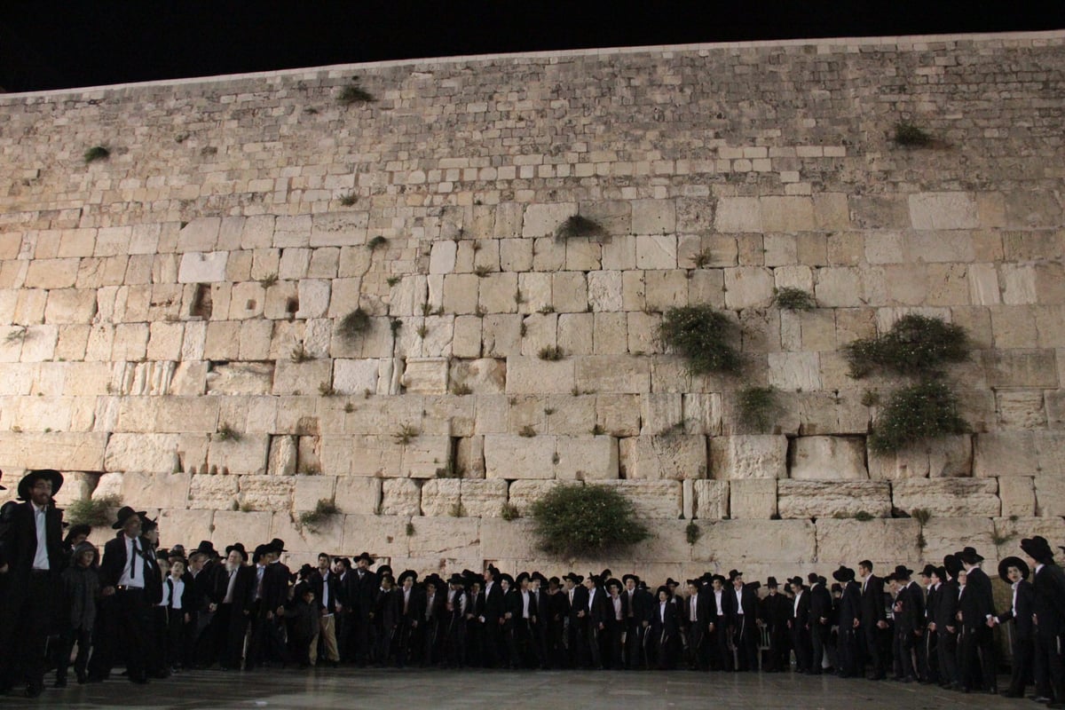 מוצאי חג השבועות בכותל המערבי: מעגל אחד, אלפי רוקדים