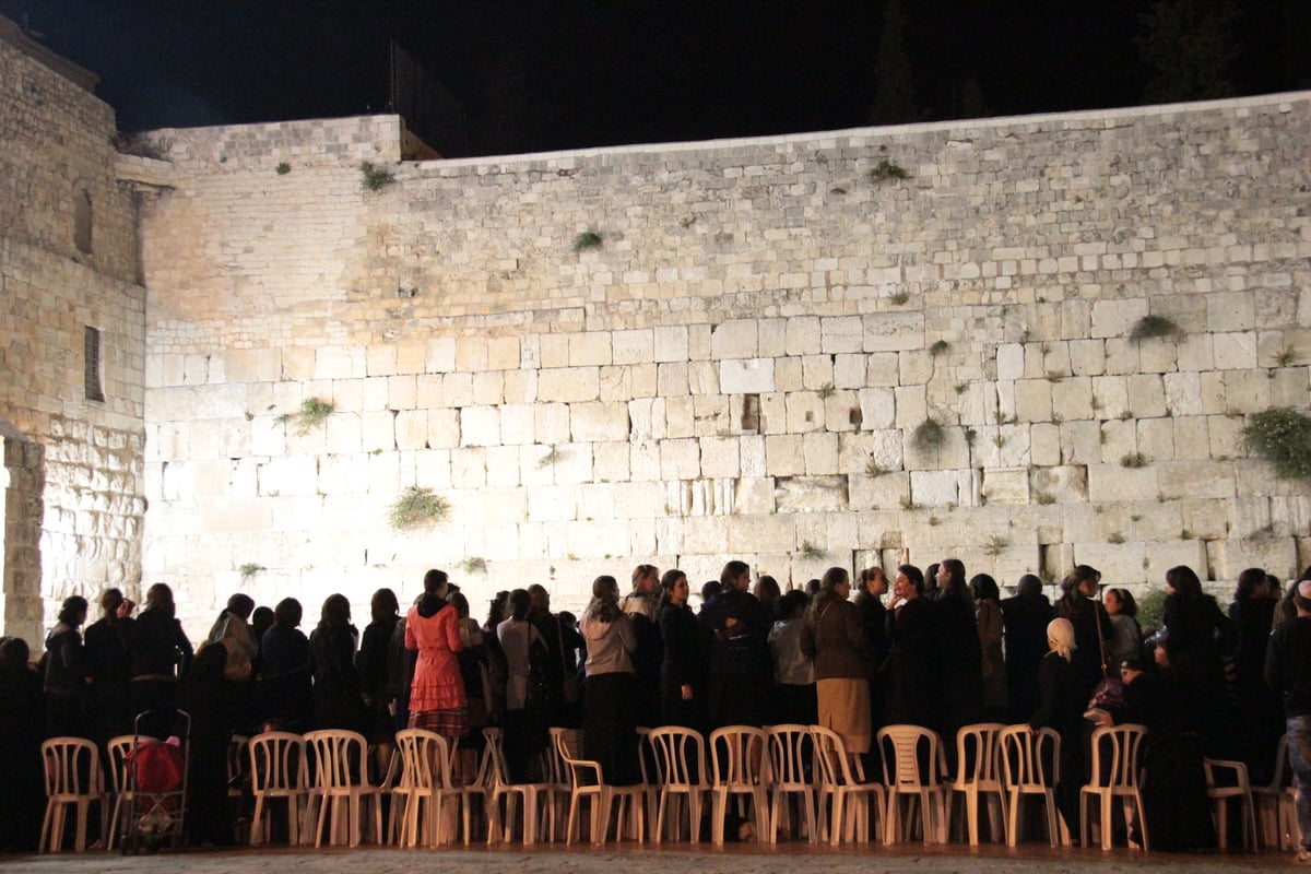 מוצאי חג השבועות בכותל המערבי: מעגל אחד, אלפי רוקדים