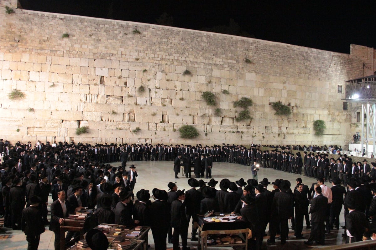 מוצאי חג השבועות בכותל המערבי: מעגל אחד, אלפי רוקדים