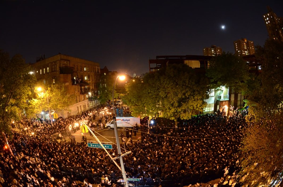 גלריה: אלפים בטיש נעילת החג בסאטמר