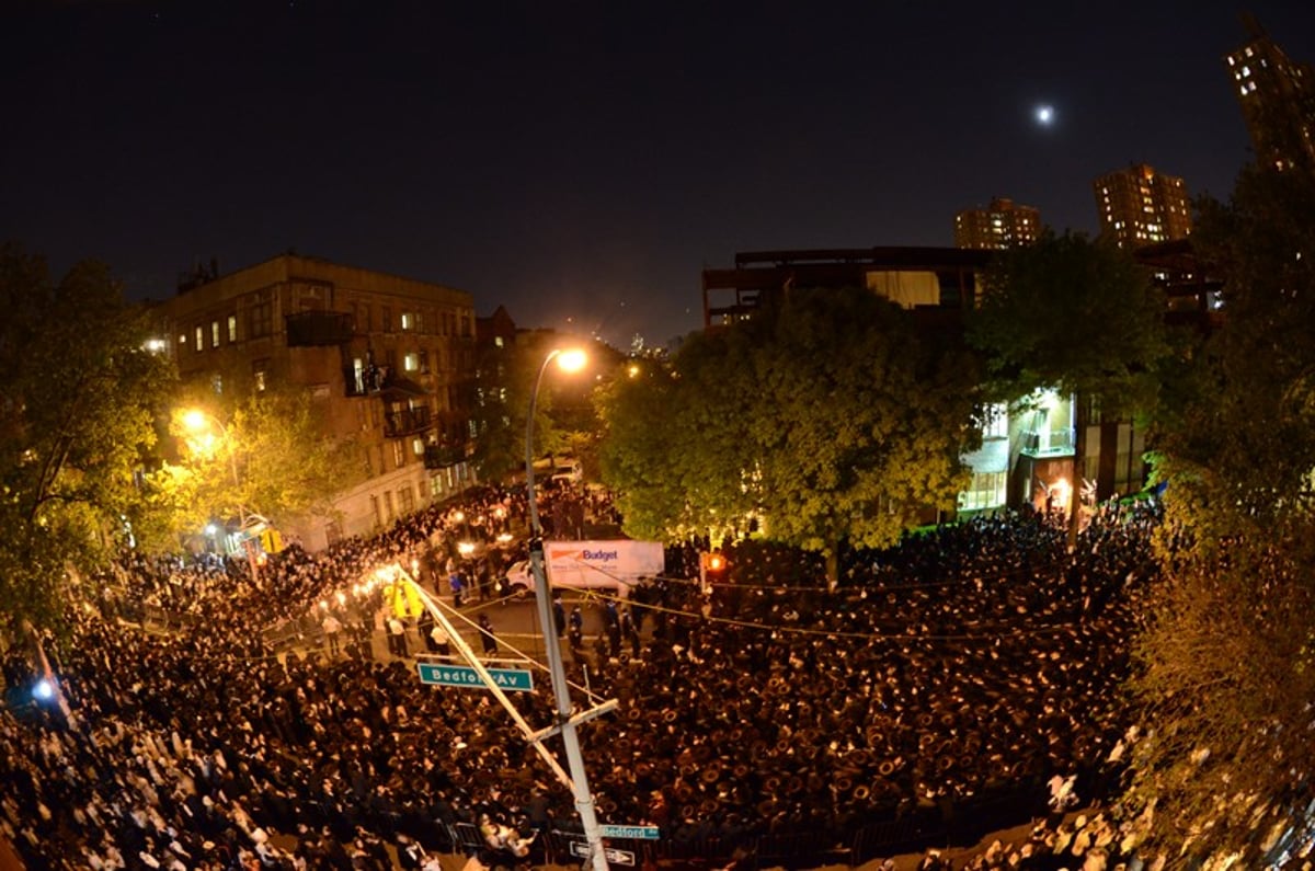 גלריה: אלפים בטיש נעילת החג בסאטמר