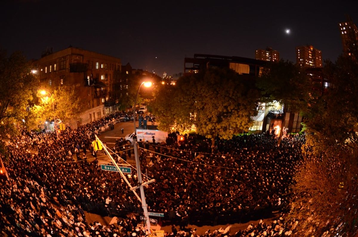 גלריה: אלפים בטיש נעילת החג בסאטמר