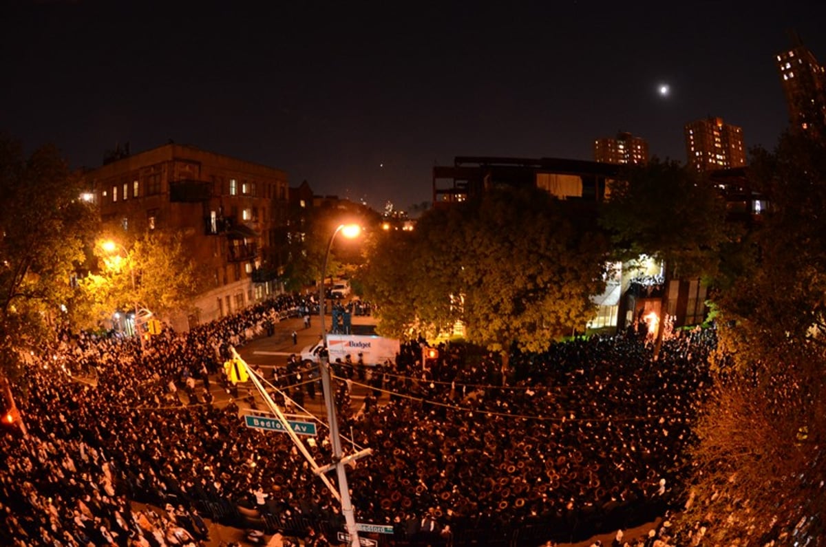 גלריה: אלפים בטיש נעילת החג בסאטמר