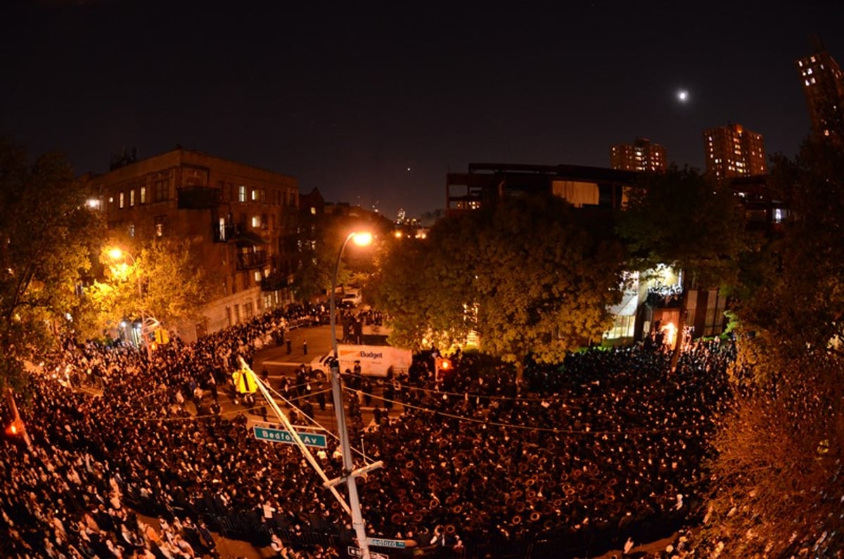 גלריה: אלפים בטיש נעילת החג בסאטמר