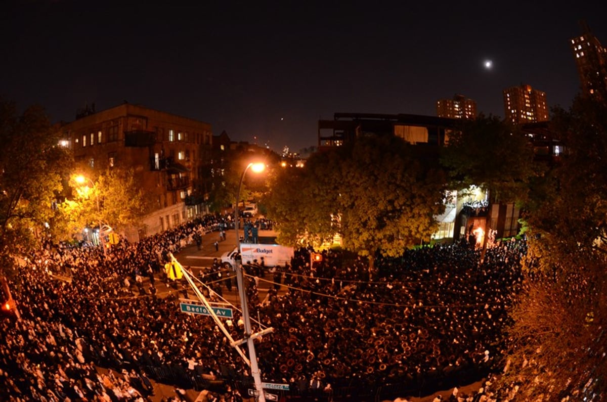 גלריה: אלפים בטיש נעילת החג בסאטמר