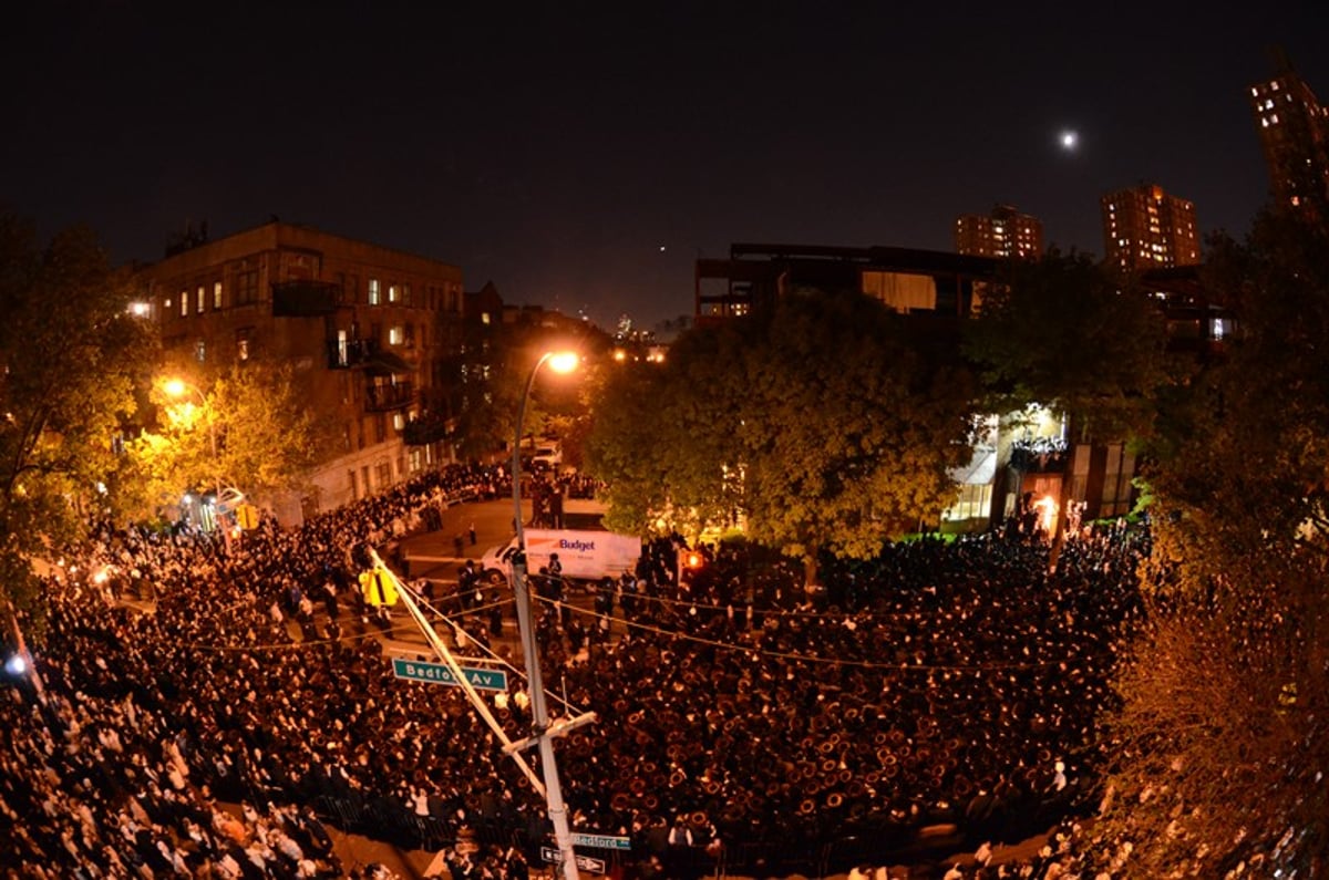 גלריה: אלפים בטיש נעילת החג בסאטמר