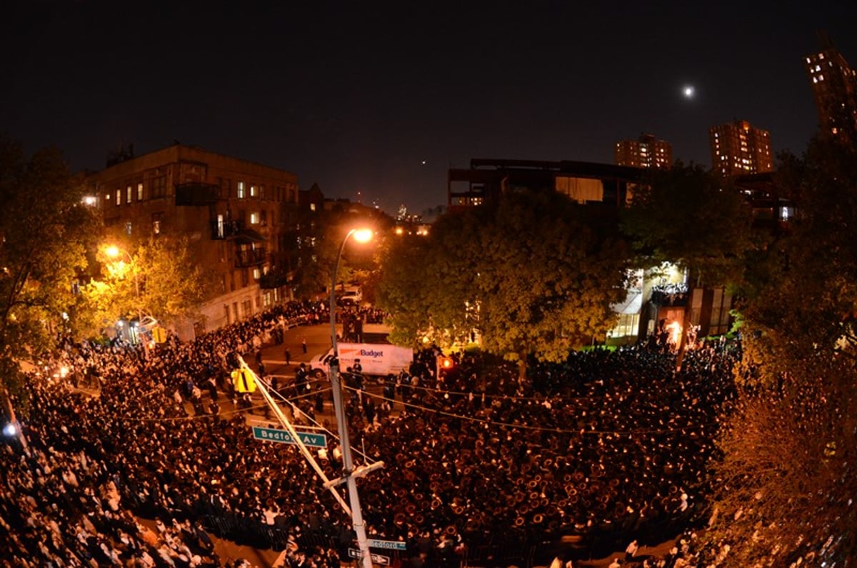 גלריה: אלפים בטיש נעילת החג בסאטמר