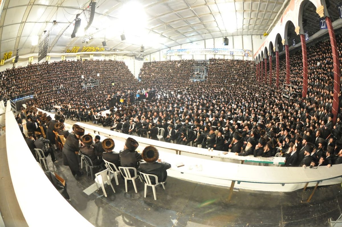 צפו בגלרית ענק: שמחת הפאראשפיל בבעלזא