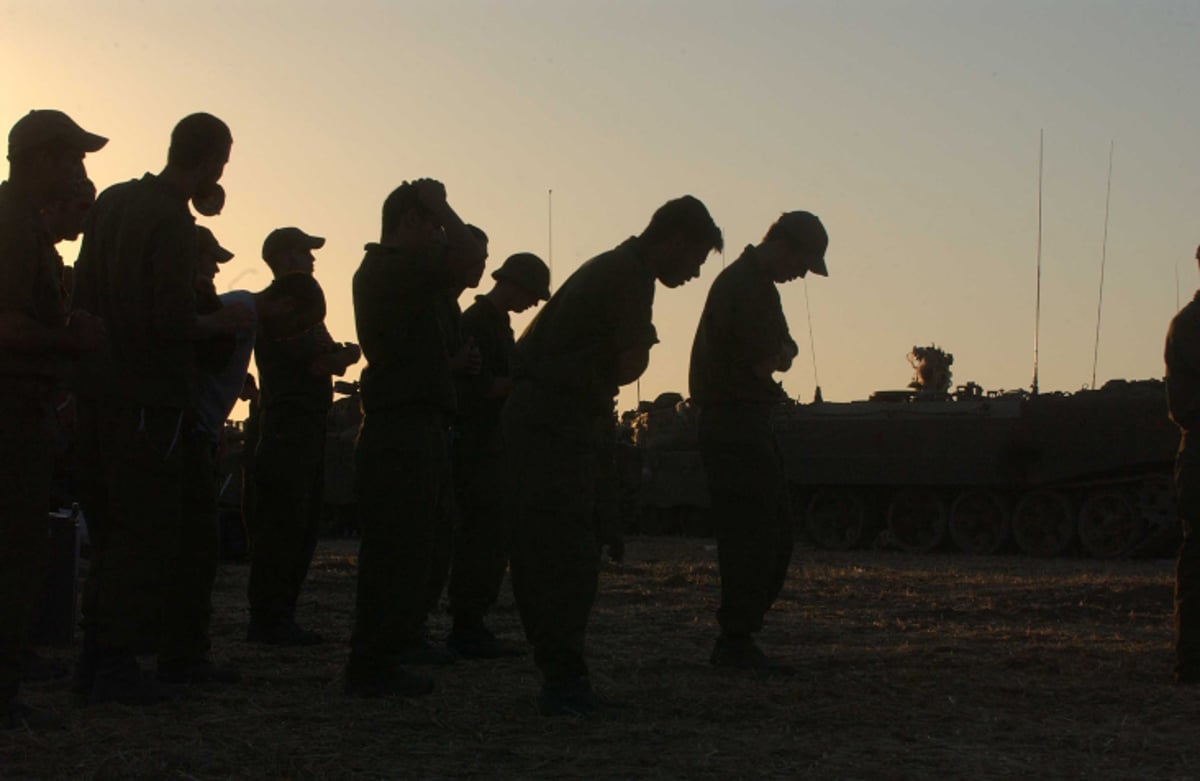 חיילי צה"ל בתפילה. למצולמים אין קשר לנאמר בכתבה