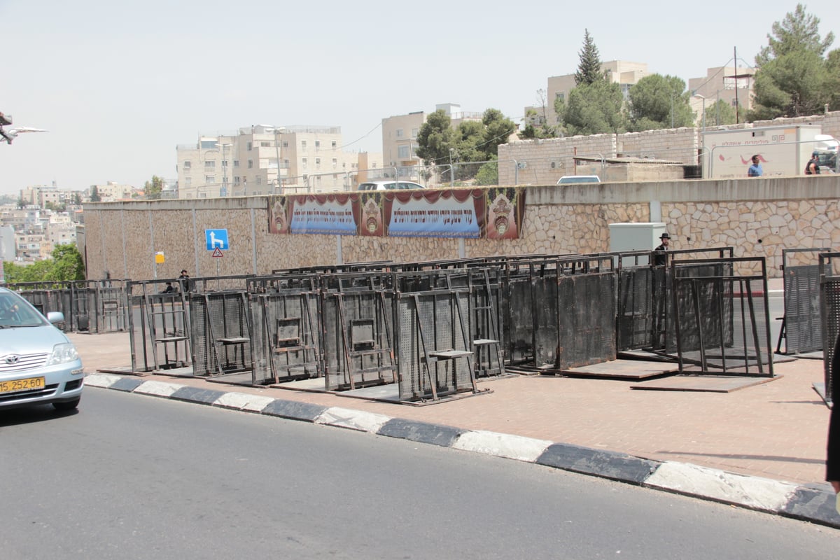 צפו בגלריה: כך נערכת בעלזא לקראת חתונת הענק