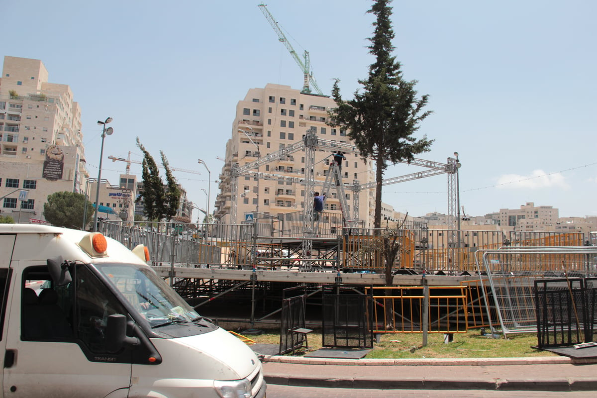 צפו בגלריה: כך נערכת בעלזא לקראת חתונת הענק