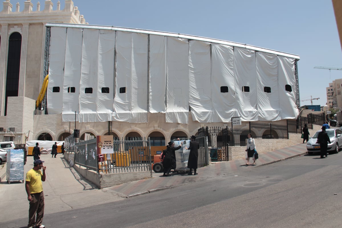 צפו בגלריה: כך נערכת בעלזא לקראת חתונת הענק