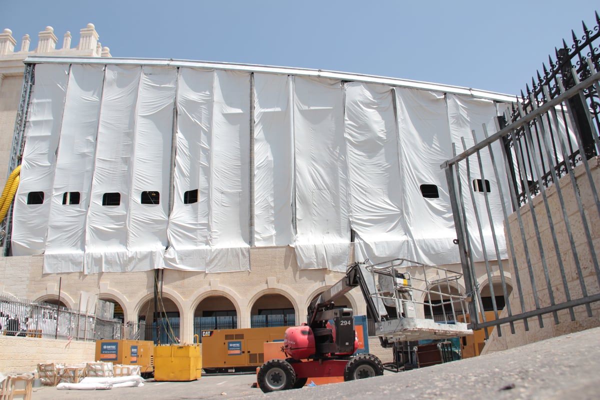 צפו בגלריה: כך נערכת בעלזא לקראת חתונת הענק