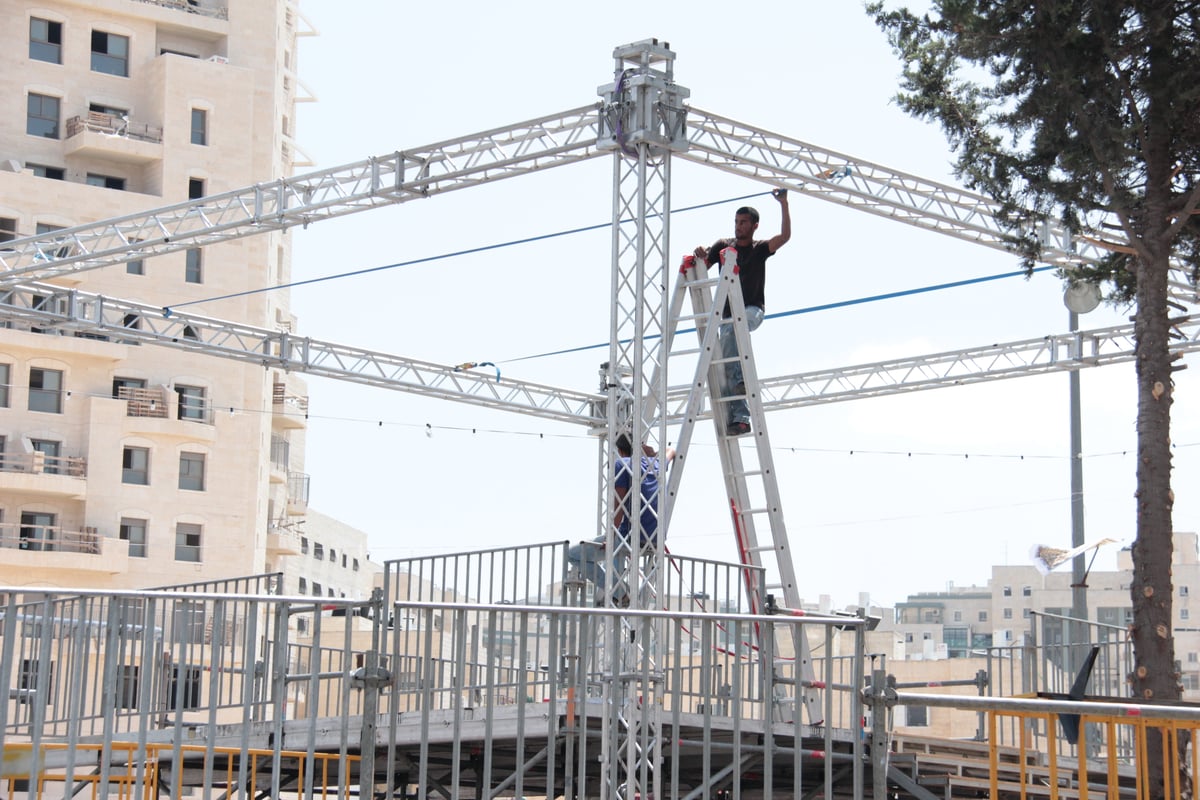 צפו בגלריה: כך נערכת בעלזא לקראת חתונת הענק