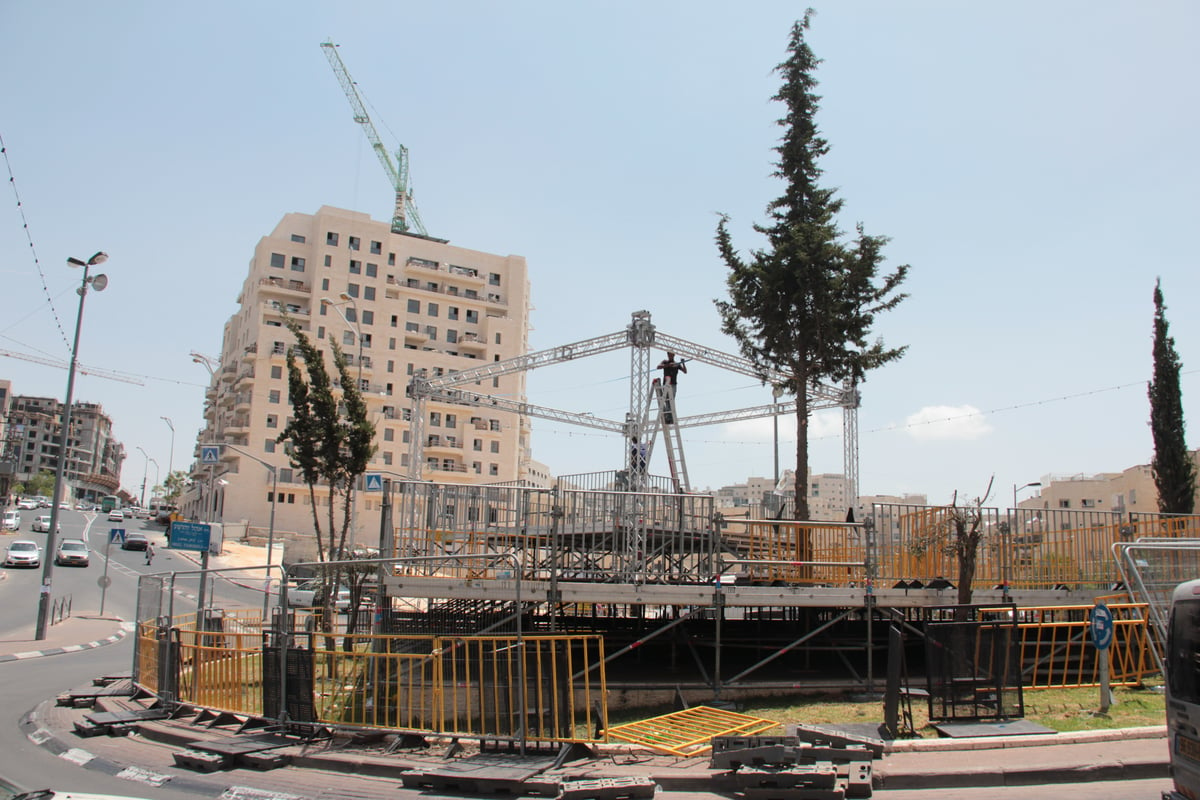 צפו בגלריה: כך נערכת בעלזא לקראת חתונת הענק