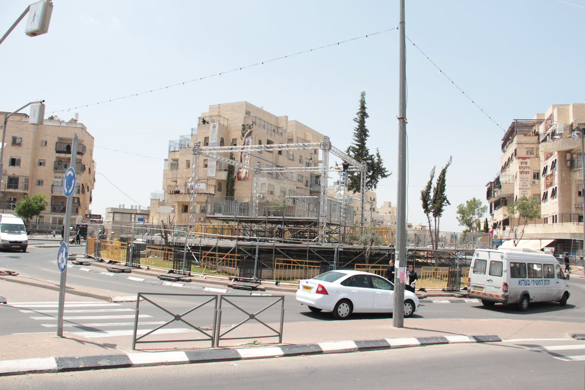 צפו בגלריה: כך נערכת בעלזא לקראת חתונת הענק