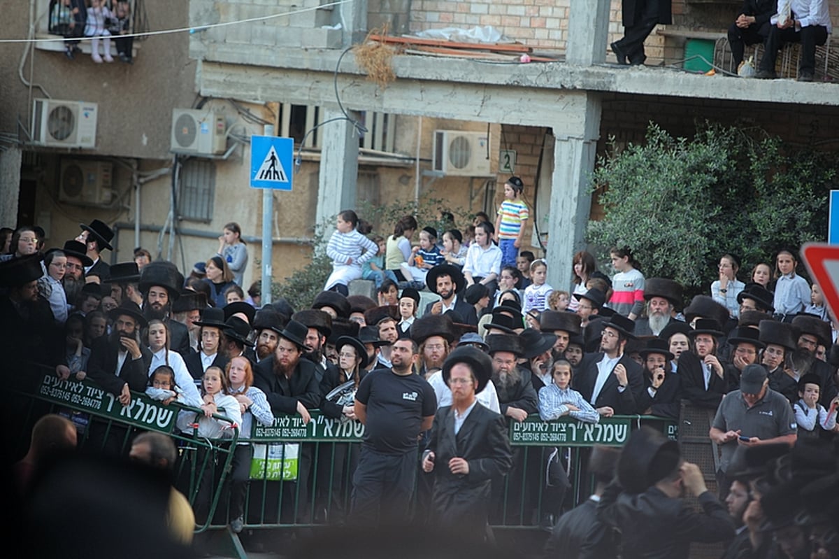 מרהיב: הוכנס ספר התורה של בעל ה"ישועות משה"