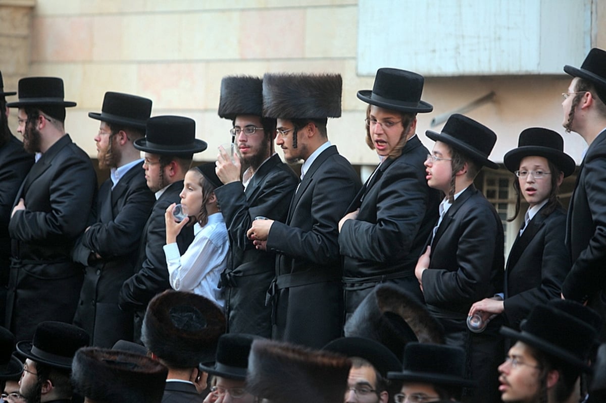 מרהיב: הוכנס ספר התורה של בעל ה"ישועות משה"