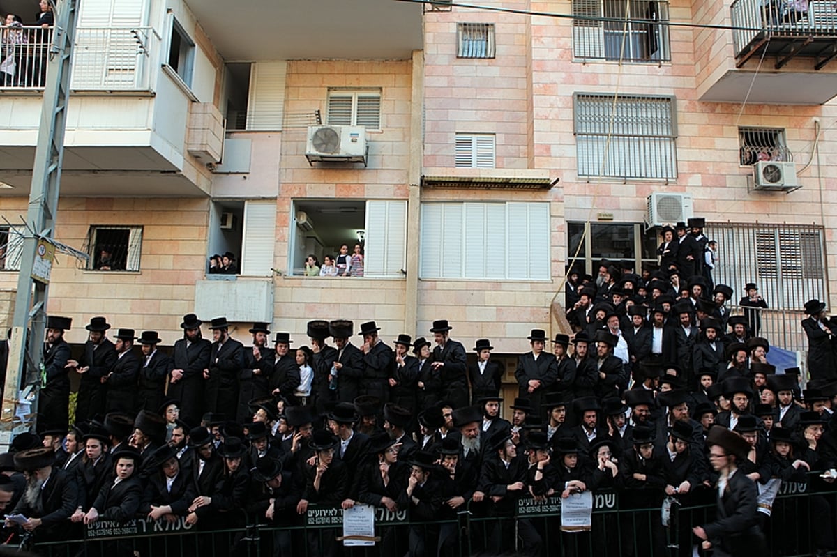 מרהיב: הוכנס ספר התורה של בעל ה"ישועות משה"