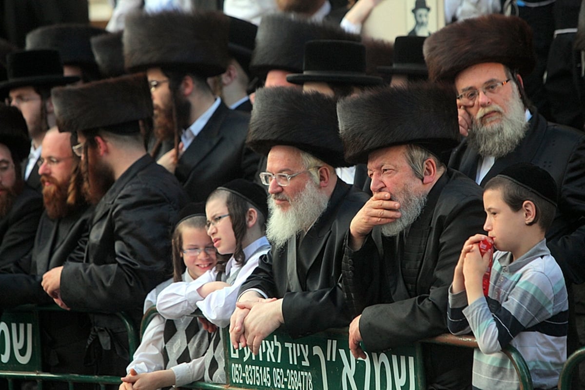 מרהיב: הוכנס ספר התורה של בעל ה"ישועות משה"