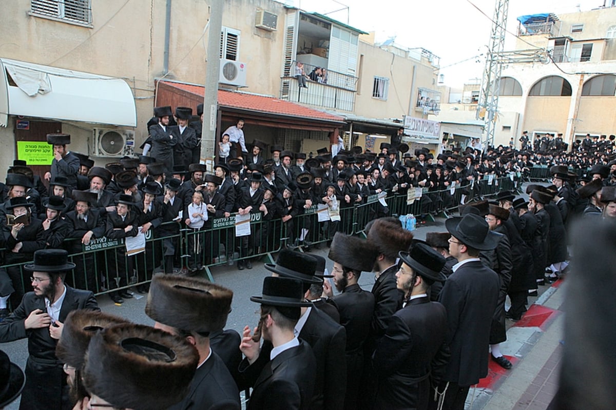 מרהיב: הוכנס ספר התורה של בעל ה"ישועות משה"