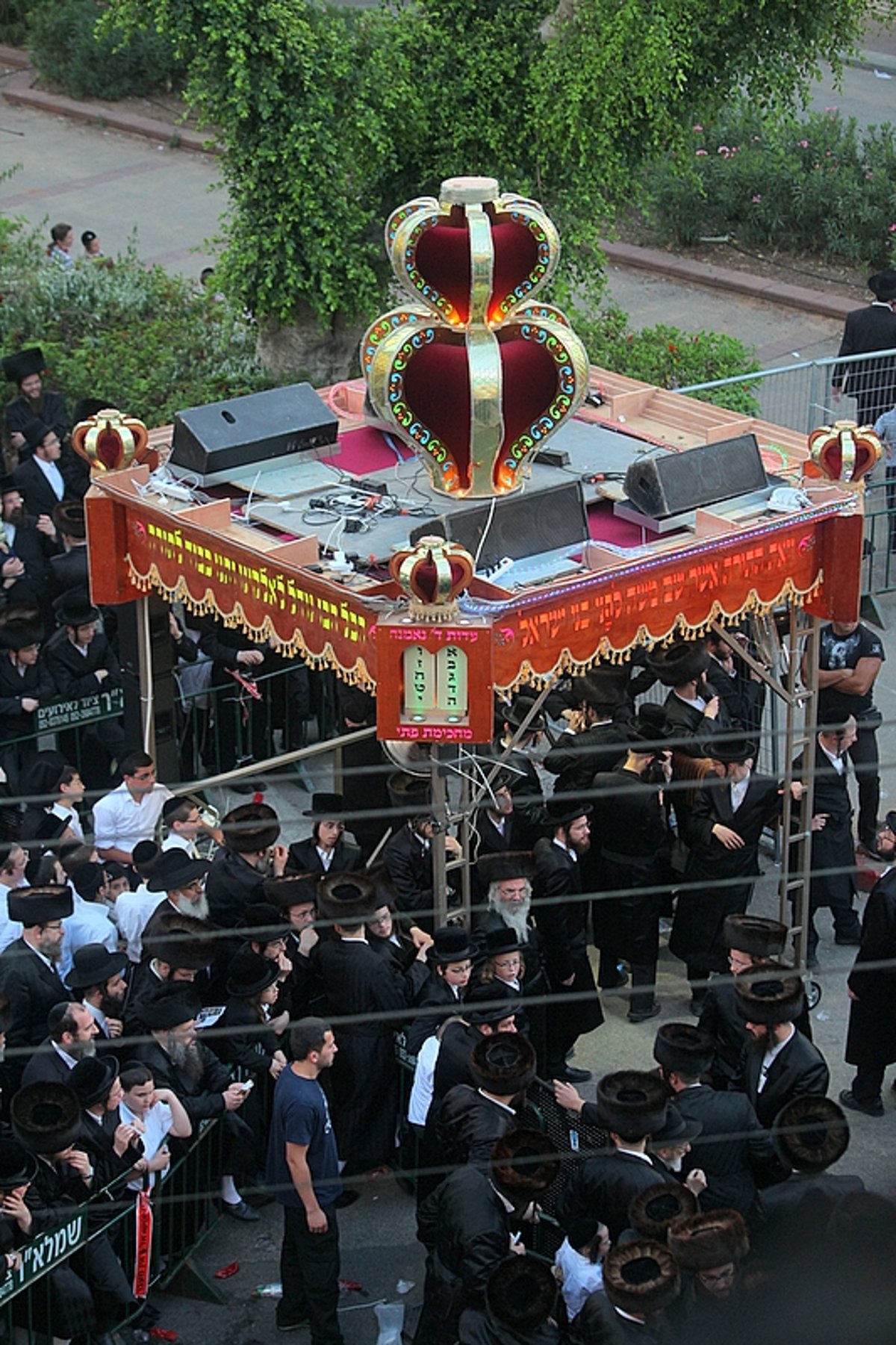 מרהיב: הוכנס ספר התורה של בעל ה"ישועות משה"