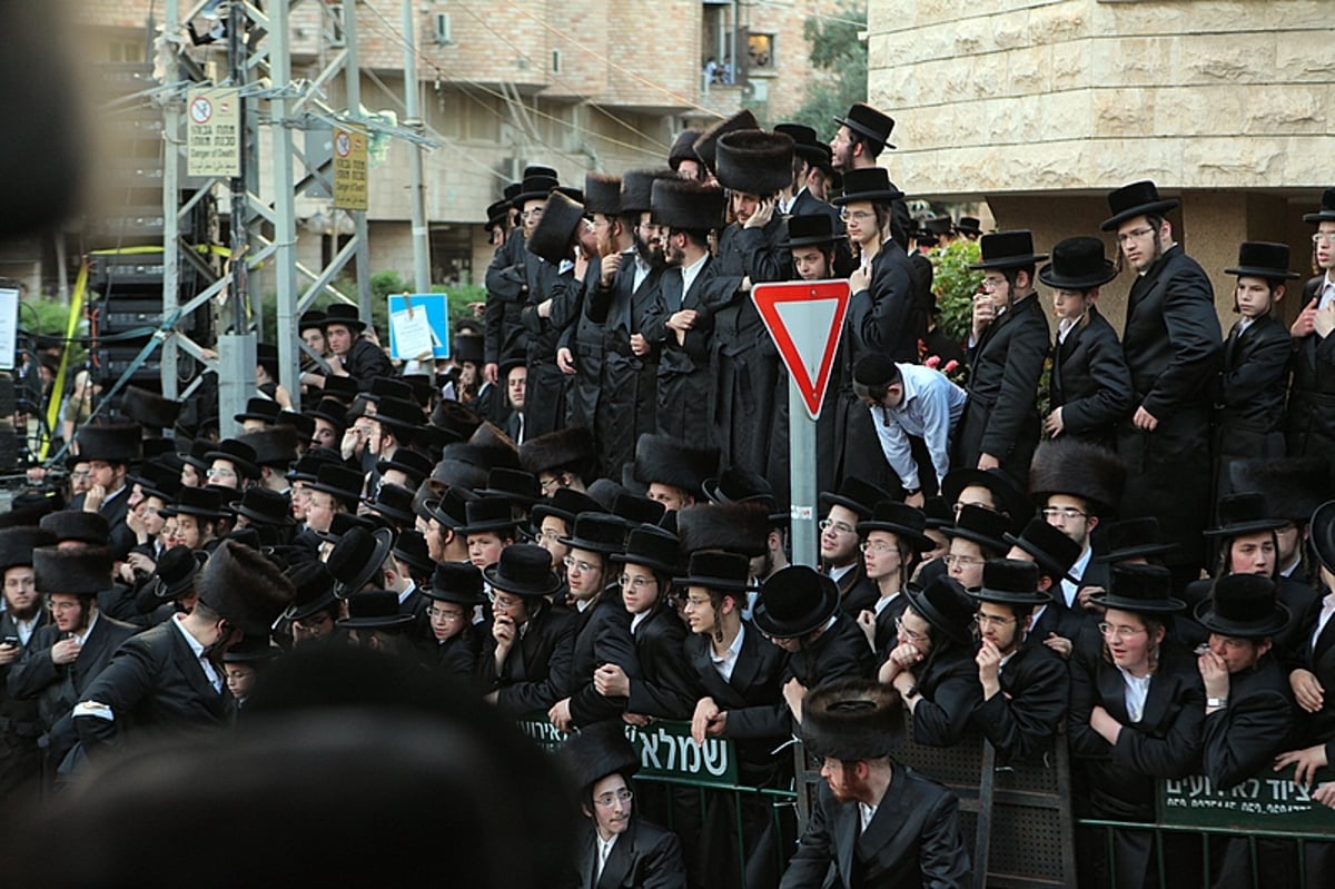 מרהיב: הוכנס ספר התורה של בעל ה"ישועות משה"