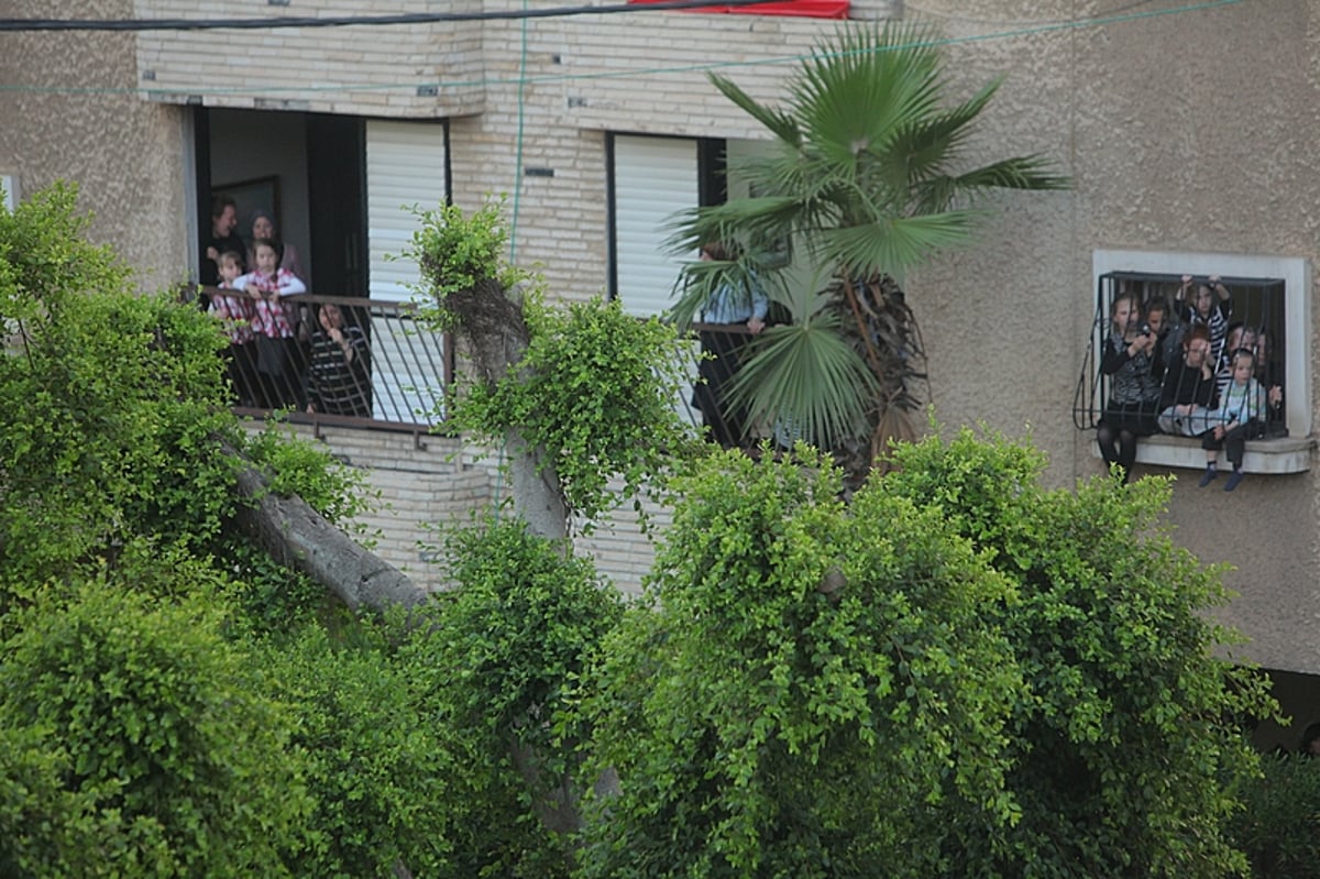 מרהיב: הוכנס ספר התורה של בעל ה"ישועות משה"