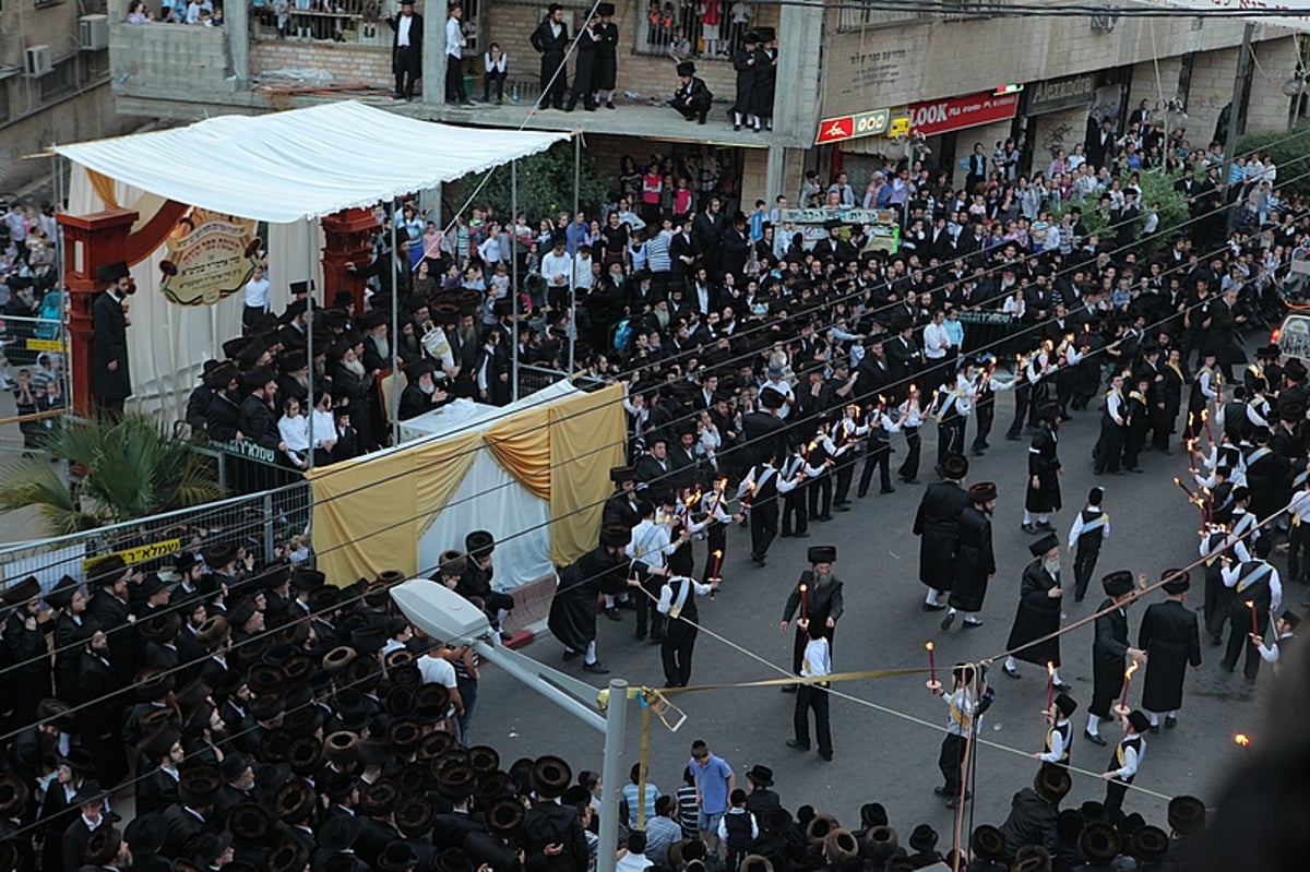 מרהיב: הוכנס ספר התורה של בעל ה"ישועות משה"