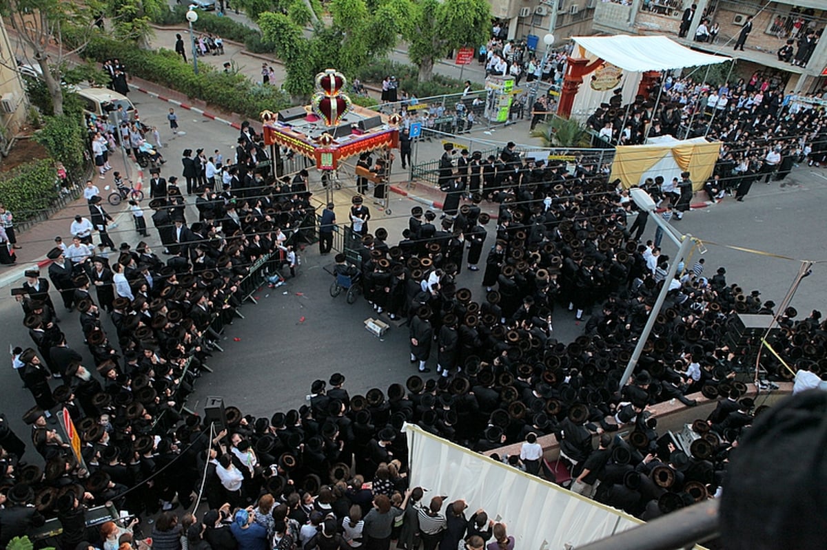 מרהיב: הוכנס ספר התורה של בעל ה"ישועות משה"