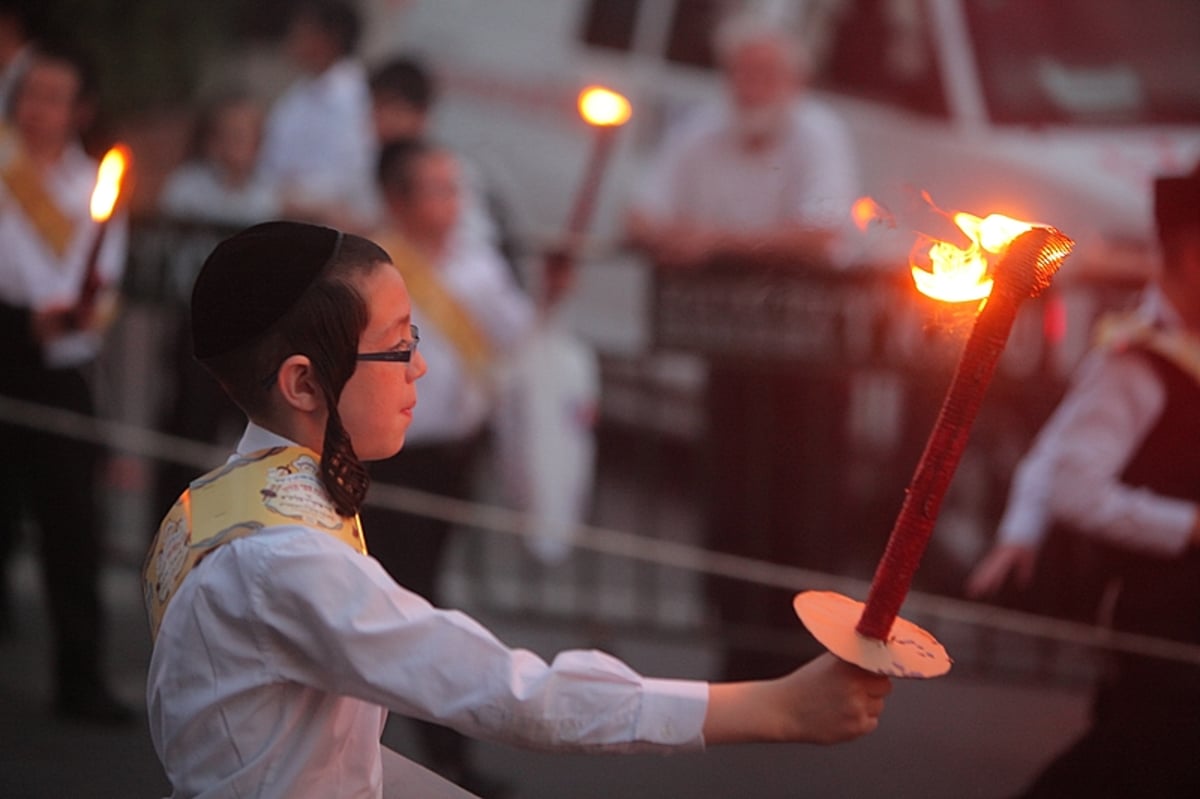 מרהיב: הוכנס ספר התורה של בעל ה"ישועות משה"