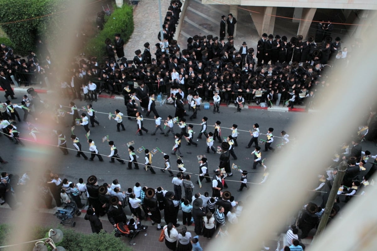 מרהיב: הוכנס ספר התורה של בעל ה"ישועות משה"