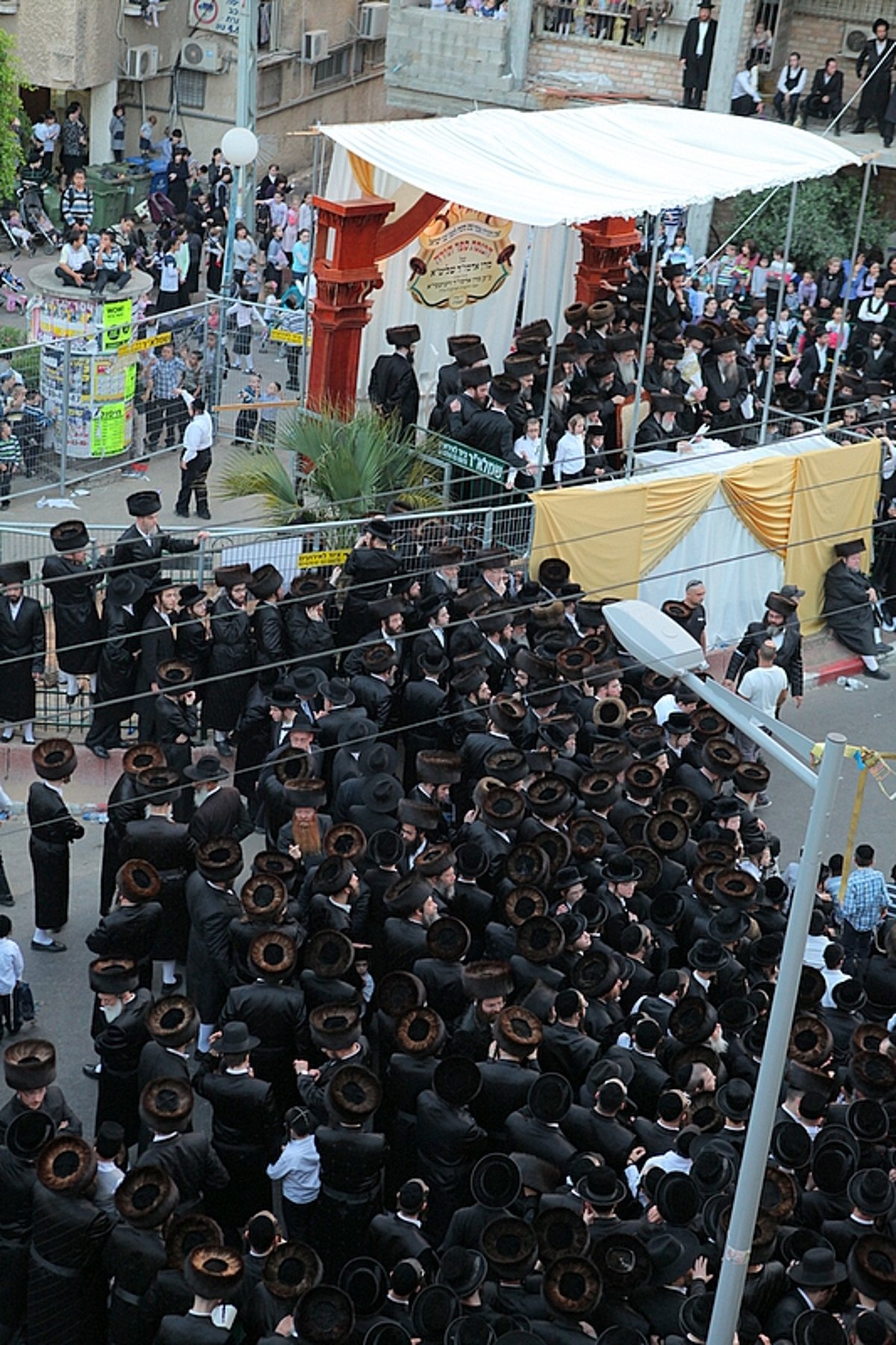 מרהיב: הוכנס ספר התורה של בעל ה"ישועות משה"