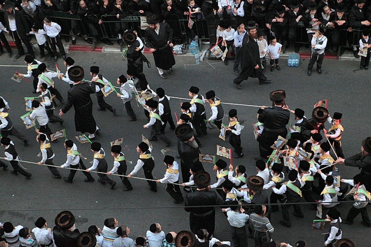 מרהיב: הוכנס ספר התורה של בעל ה"ישועות משה"