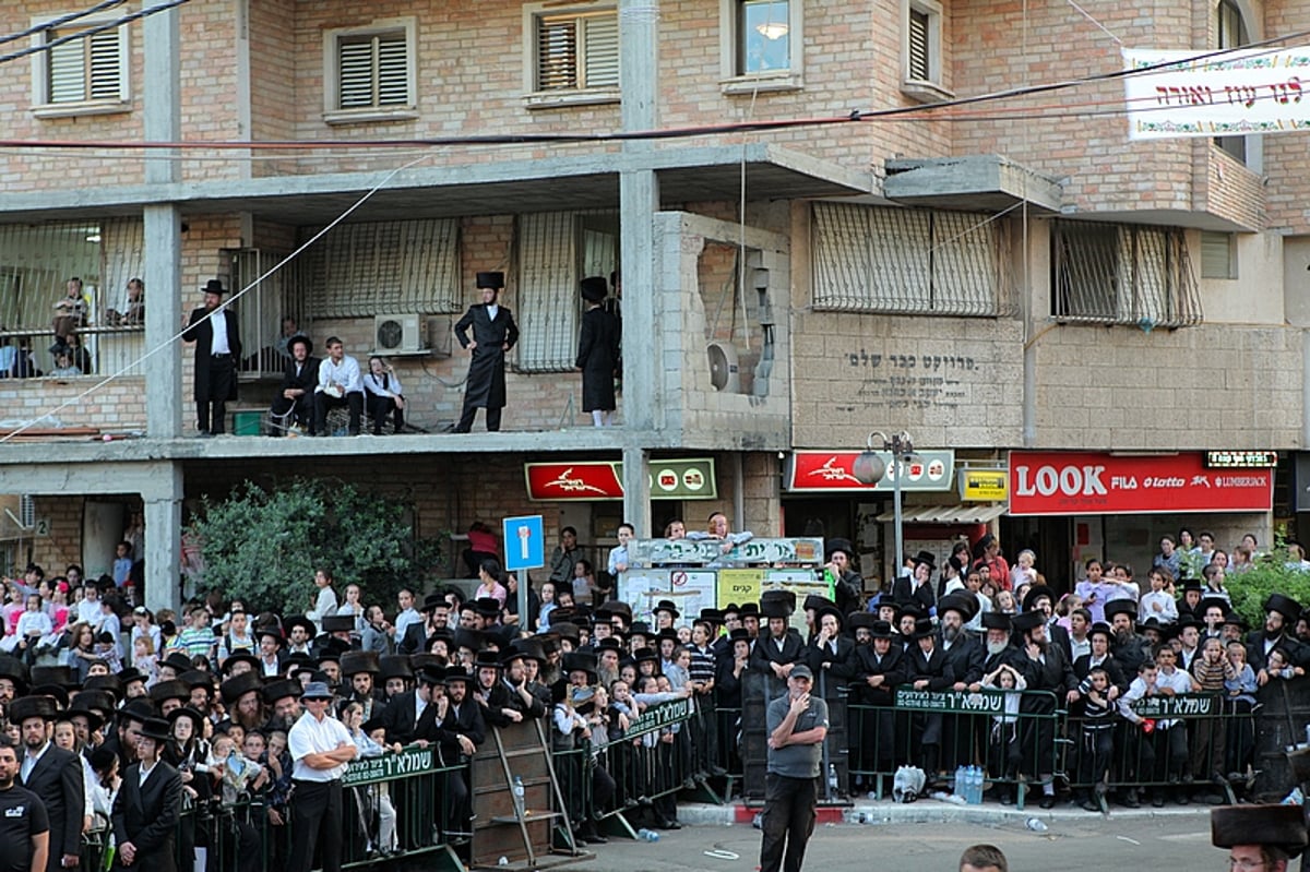 מרהיב: הוכנס ספר התורה של בעל ה"ישועות משה"