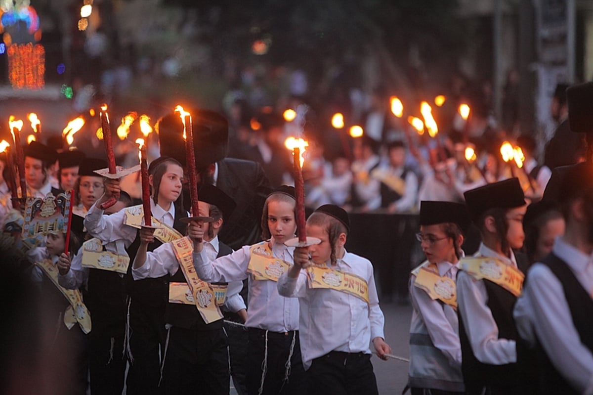 מרהיב: הוכנס ספר התורה של בעל ה"ישועות משה"