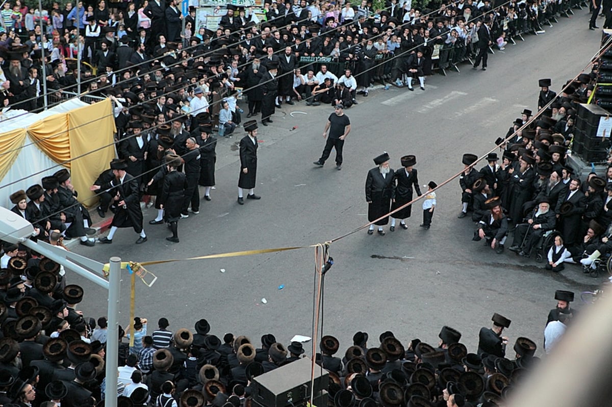 מרהיב: הוכנס ספר התורה של בעל ה"ישועות משה"