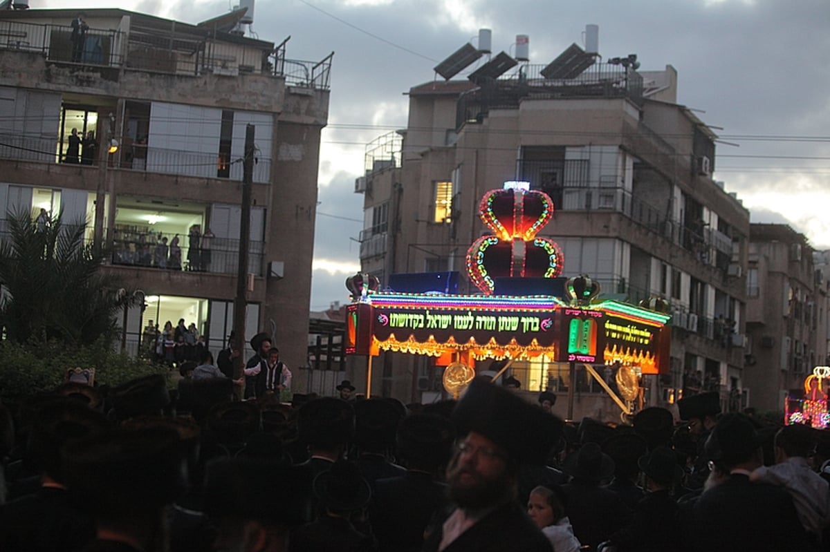 מרהיב: הוכנס ספר התורה של בעל ה"ישועות משה"