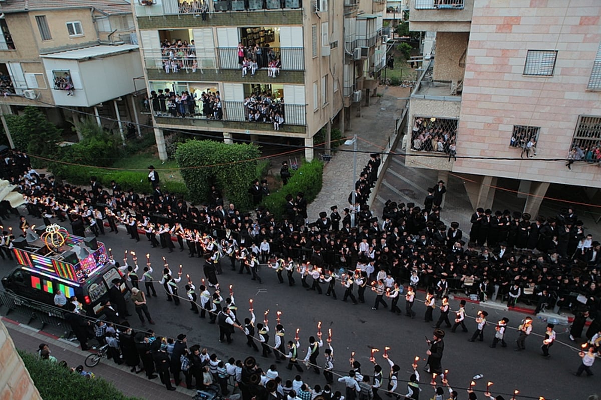 מרהיב: הוכנס ספר התורה של בעל ה"ישועות משה"