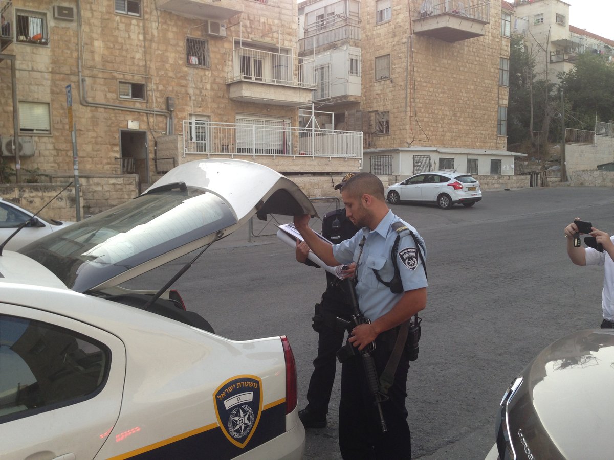 המשטרה ביצעה פשיטה; שלטי החרד"קים הוחרמו