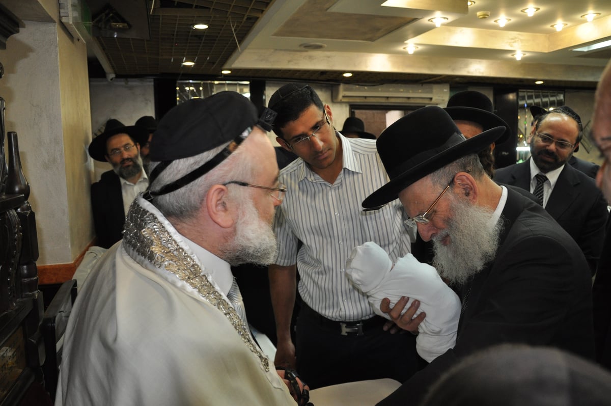 הגאב"ד בשמחת הברית לנכד הגר"י יוסף