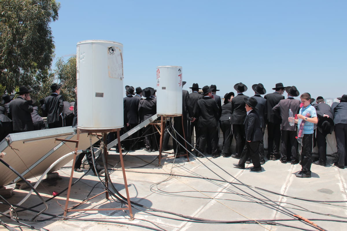 אלפים מלווים את הגאון רבי יהושע נויבירט זצ"ל • תיעוד